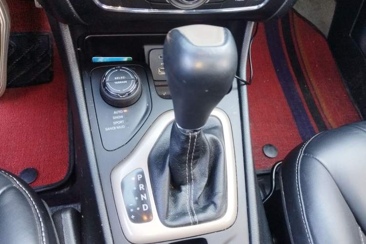 Used Jeep Cherokee 2014 2.4L Luxury Edition Gear Lever