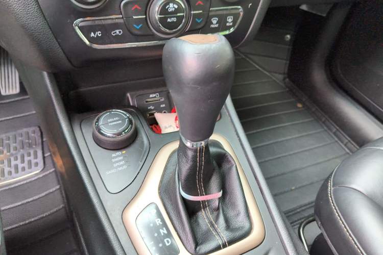 Used Jeep Cherokee 2014 2.4L Luxury Edition Gear Lever