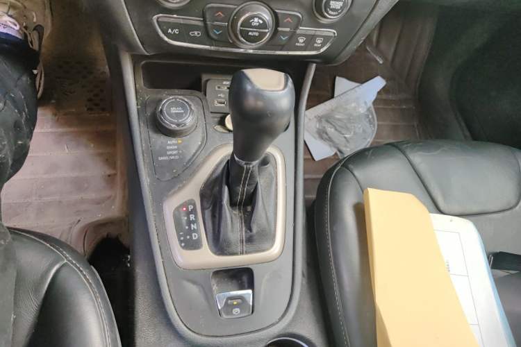 Used Jeep Cherokee 2014 2.4L Luxury Edition Gear Lever