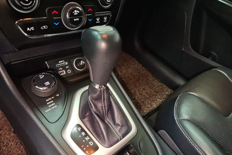 Used Jeep Cherokee 2014 2.4L Elite Edition Gear Lever