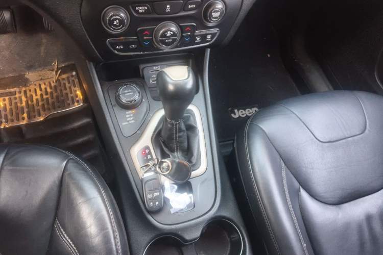 Used Jeep Cherokee 2014 2.4L Luxury Edition Gear Lever