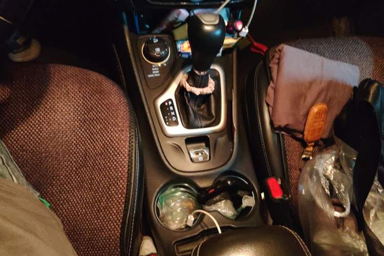 Used Jeep Cherokee 2014 2.4L Elite Edition Gear Lever