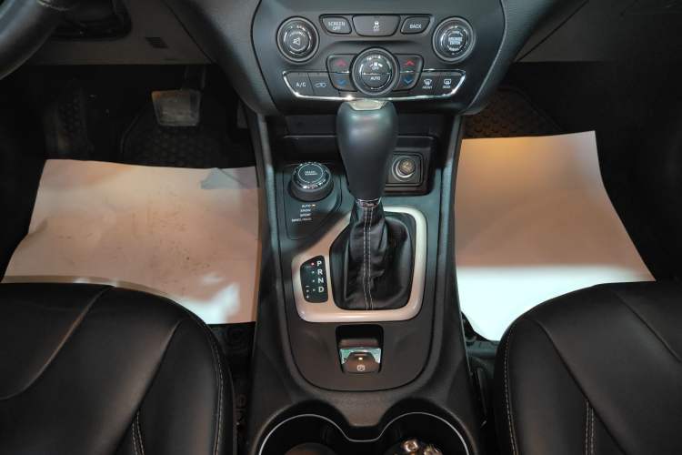 Used Jeep Cherokee 2014 2.4L Luxury Edition Gear Lever