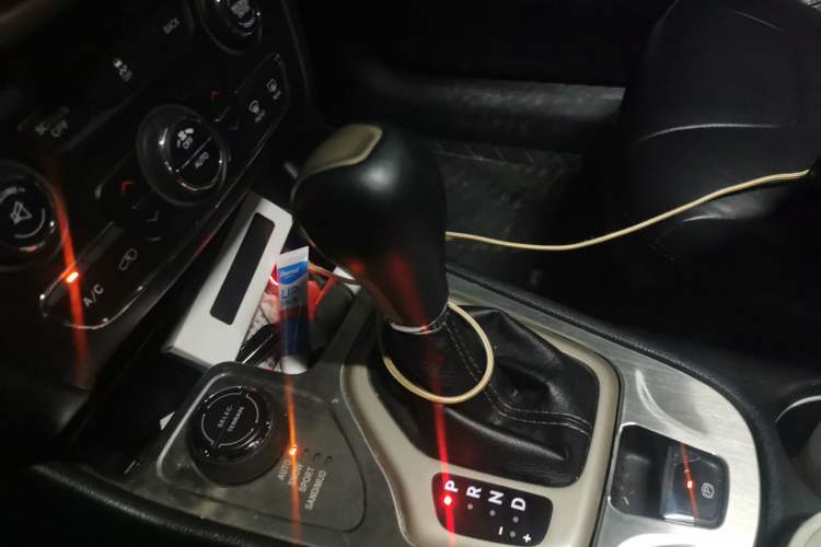 Used Jeep Cherokee 2014 2.4L Luxury Edition Gear Lever