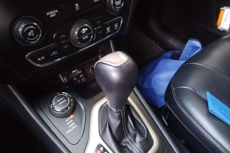 Used Jeep Cherokee 2014 2.4L Luxury Edition Gear Lever