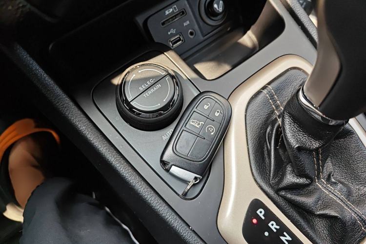 Used Jeep Cherokee 2014 2.4L Luxury Edition Interior 1
