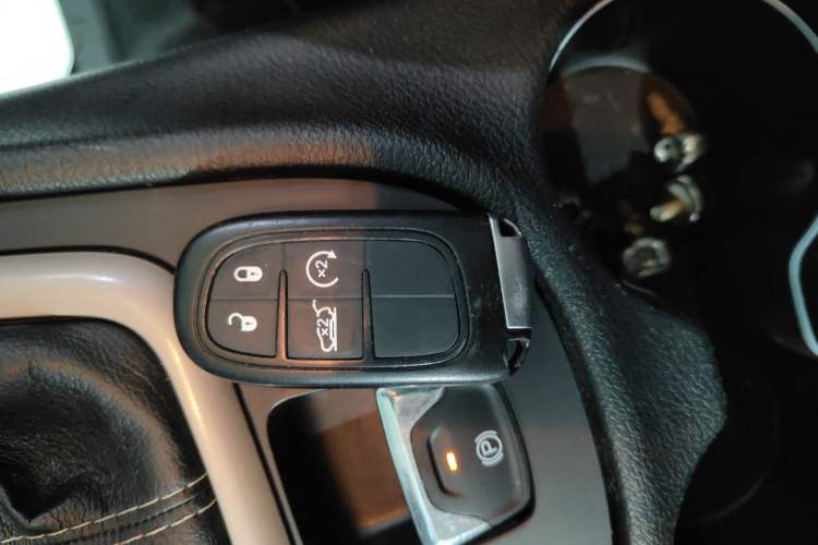 Used Jeep Cherokee 2014 2.4L Luxury Edition Interior 1