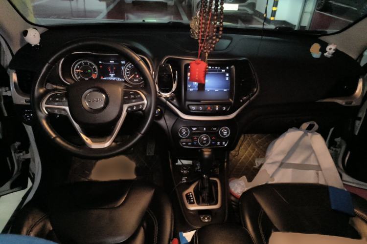Used Jeep Cherokee 2014 2.4L Luxury Edition Interior 2