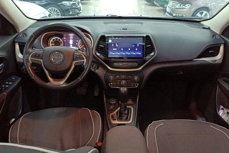 Used Jeep Cherokee 2014 2.4L Urban Edition Interior 2