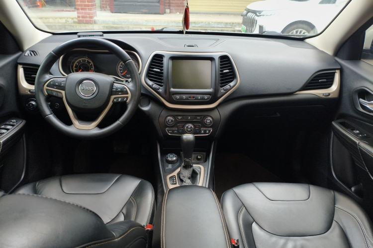Used Jeep Cherokee 2014 2.4L Luxury Edition Interior 2