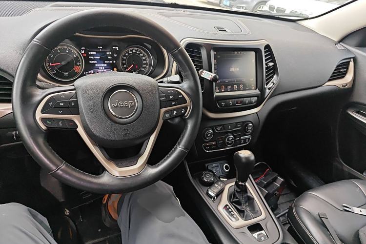 Used Jeep Cherokee 2014 2.4L Luxury Edition Interior 2