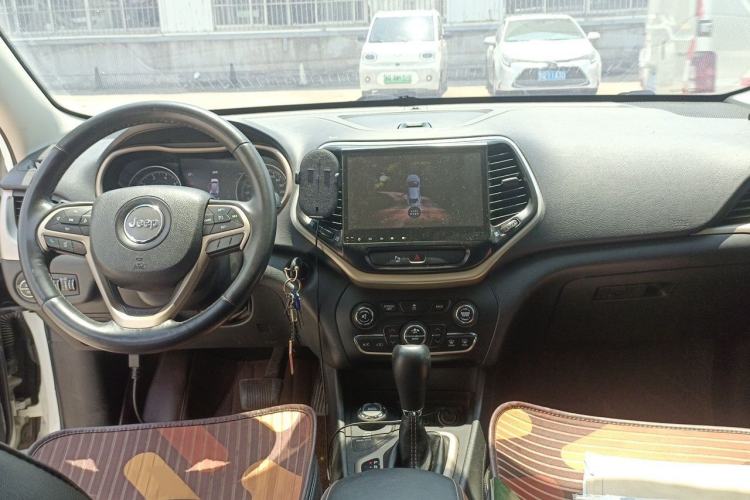 Used Jeep Cherokee 2014 2.4L Urban Edition Interior 2