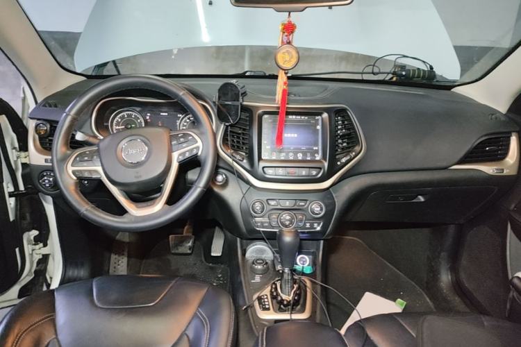 Used Jeep Cherokee 2014 2.4L Luxury Edition Interior 2