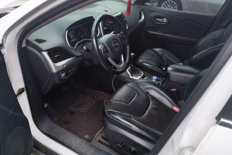 Used Jeep Cherokee 2014 2.4L Elite Edition Interior 3