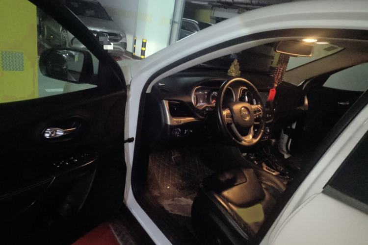 Used Jeep Cherokee 2014 2.4L Luxury Edition Interior 3