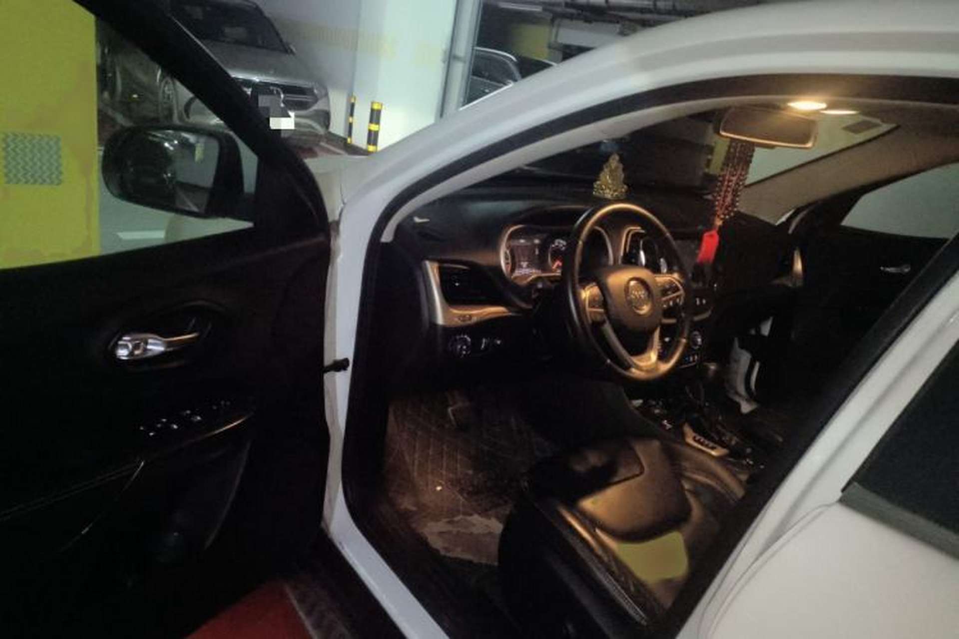 Used Jeep Cherokee 2014 2.4L Luxury Edition Interior 3