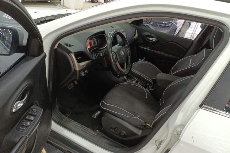 Used Jeep Cherokee 2014 2.4L Urban Edition Interior 3