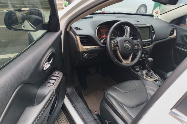 Used Jeep Cherokee 2014 2.4L Luxury Edition Interior 3