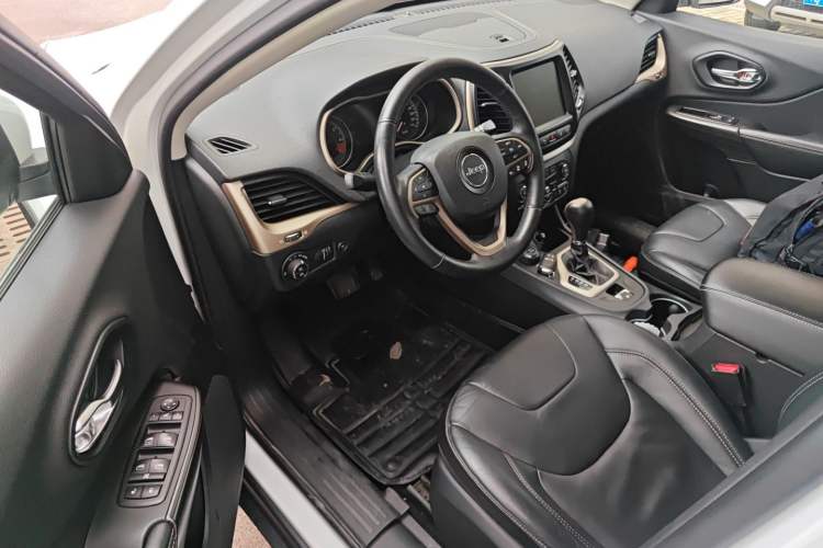 Used Jeep Cherokee 2014 2.4L Luxury Edition Interior 3