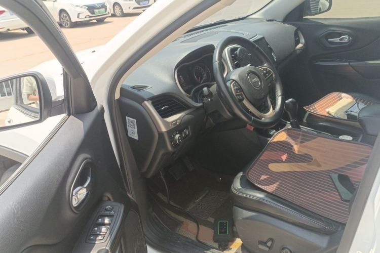 Used Jeep Cherokee 2014 2.4L Urban Edition Interior 3