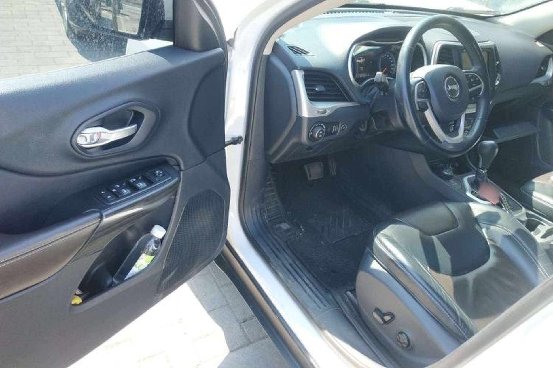 Used Jeep Cherokee 2014 2.4L Luxury Edition Interior 3