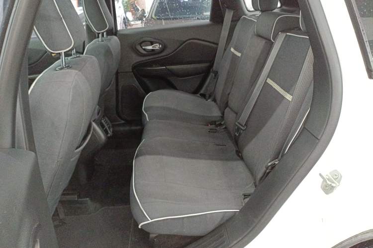 Used Jeep Cherokee 2014 2.4L Urban Edition Interior 4