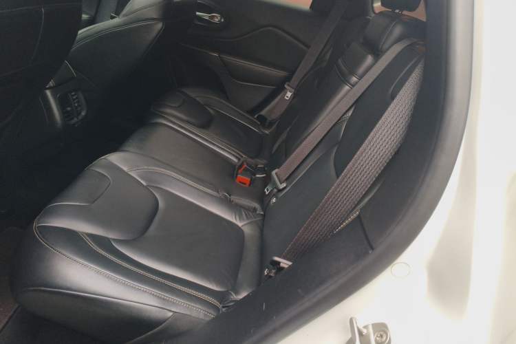 Used Jeep Cherokee 2014 2.4L Luxury Edition Interior 4