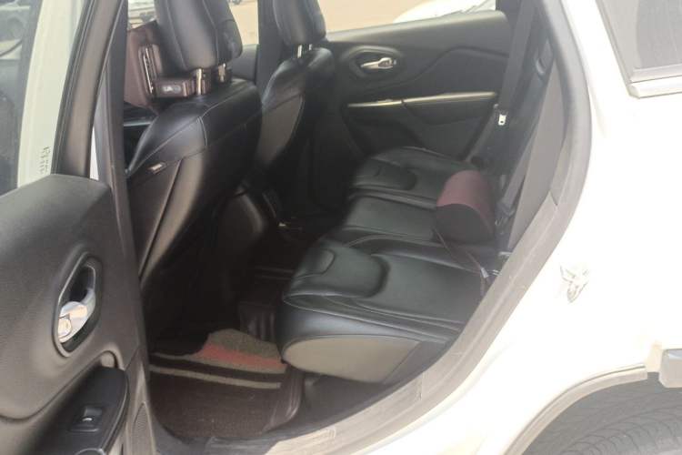 Used Jeep Cherokee 2014 2.4L Urban Edition Interior 4