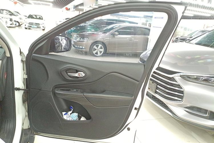 Used Jeep Cherokee 2014 2.4L Urban Edition Interior 5