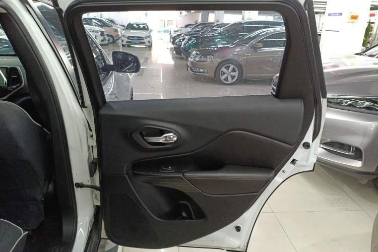 Used Jeep Cherokee 2014 2.4L Urban Edition Interior 6