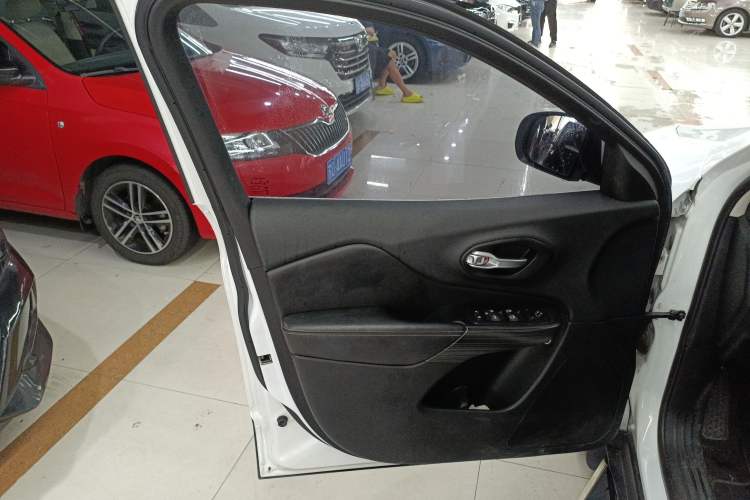 Used Jeep Cherokee 2014 2.4L Urban Edition Interior 7