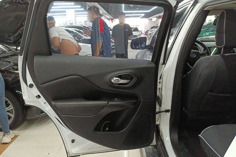 Used Jeep Cherokee 2014 2.4L Urban Edition Interior 8
