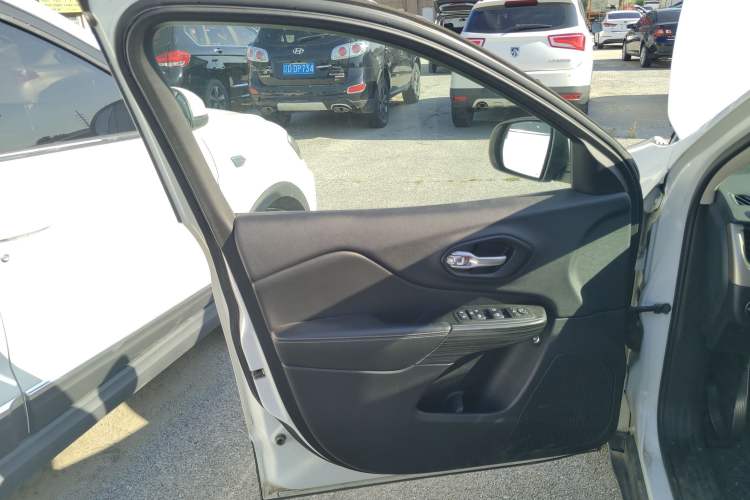 Used Jeep Cherokee 2014 2.4L Luxury Edition Left Front Door Interior