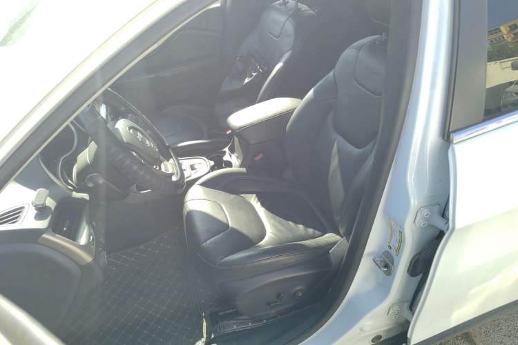 Used Jeep Cherokee 2014 2.4L Luxury Edition Left Front Seat