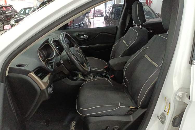 Used Jeep Cherokee 2014 2.4L Urban Edition Left Front Seat