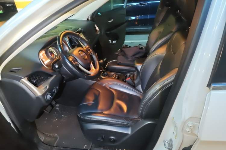 Used Jeep Cherokee 2014 2.4L Luxury Edition Left Front Seat