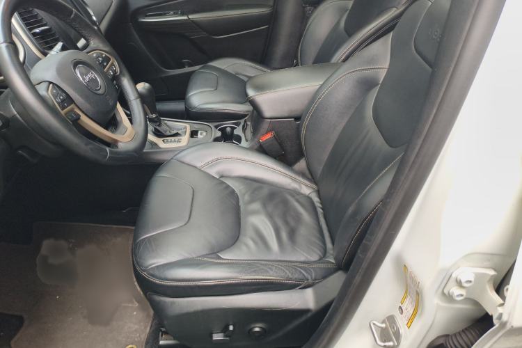 Used Jeep Cherokee 2014 2.4L Luxury Edition Left Front Seat