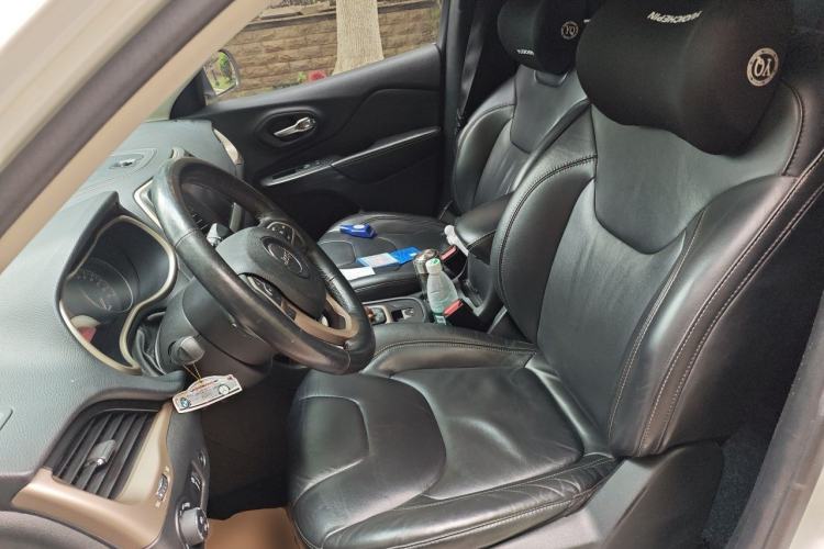 Used Jeep Cherokee 2014 2.4L Luxury Edition Left Front Seat