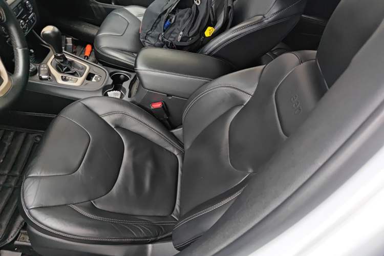 Used Jeep Cherokee 2014 2.4L Luxury Edition Left Front Seat