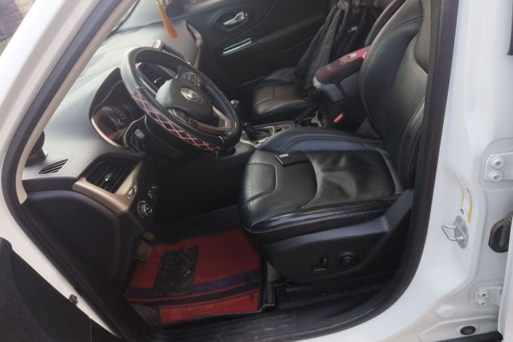 Used Jeep Cherokee 2014 2.4L Luxury Edition Left Front Seat