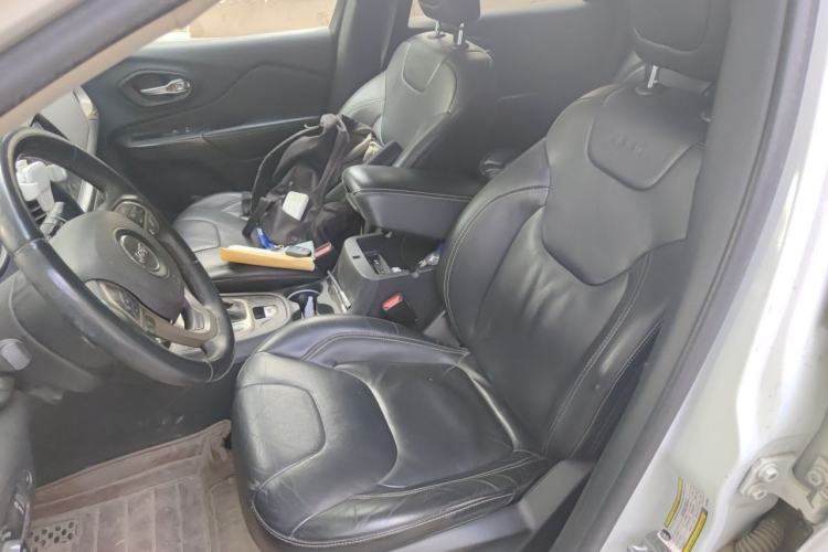 Used Jeep Cherokee 2014 2.4L Luxury Edition Left Front Seat