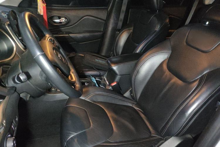 Used Jeep Cherokee 2014 2.4L Luxury Edition Left Front Seat