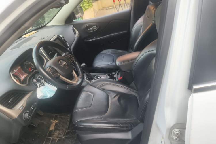 Used Jeep Cherokee 2014 2.4L Luxury Edition Left Front Seat