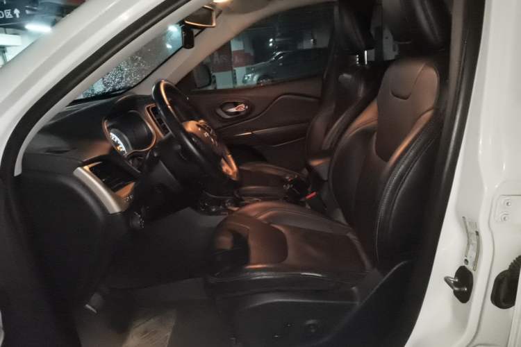 Used Jeep Cherokee 2014 2.4L Luxury Edition Left Front Seat