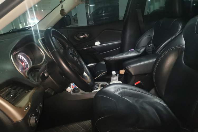 Used Jeep Cherokee 2014 2.4L Luxury Edition Left Front Seat
