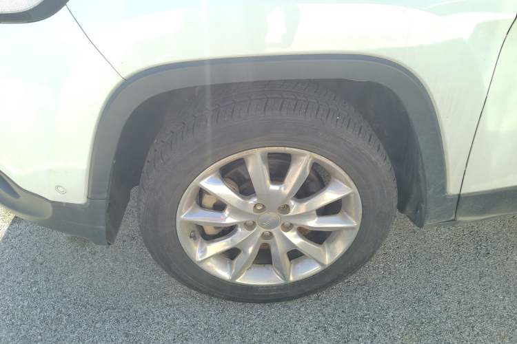 Used Jeep Cherokee 2014 2.4L Luxury Edition Left Front Wheel Hub