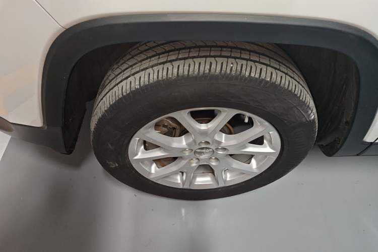 Used Jeep Cherokee 2014 2.4L Urban Edition Left Front Wheel Hub