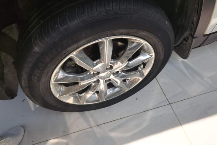 Used Jeep Cherokee 2014 2.4L Elite Edition Left Front Wheel Hub