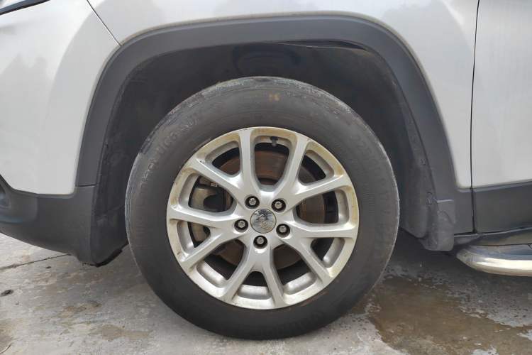 Used Jeep Cherokee 2014 2.4L Urban Edition Left Front Wheel Hub