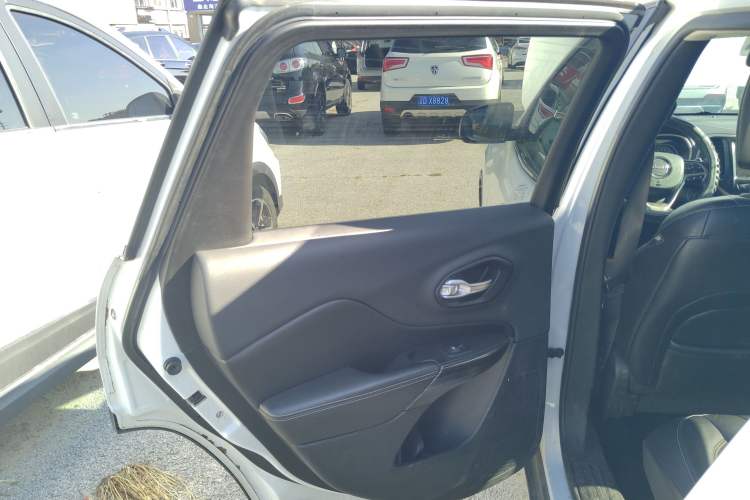 Used Jeep Cherokee 2014 2.4L Luxury Edition Left Rear Door Interior